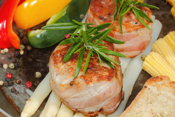 Gegrillte Schweinemedaillons, Spargel, Paprika, Tomaten