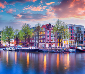 Colorful spring sunset on the canals of Amsterdam - obrazy, fototapety, plakaty