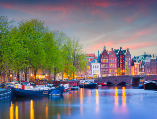 Colorful spring sunset on the canals of Amsterdam. - obrazy, fototapety, plakaty