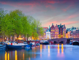Foto op Plexiglas Kleurrijke de lentezonsondergang op de grachten van Amsterdam. © Andrew Mayovskyy