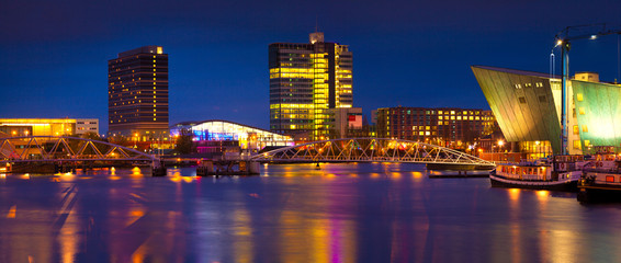 Beautiful calm night view of Amsterdam city. - obrazy, fototapety, plakaty