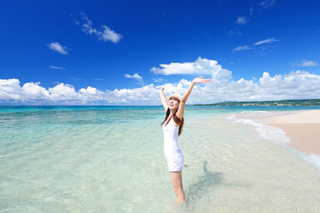 南国沖縄の美しいビーチと女性 