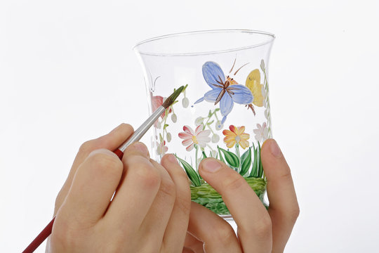 fillette peignant nature sur verre
