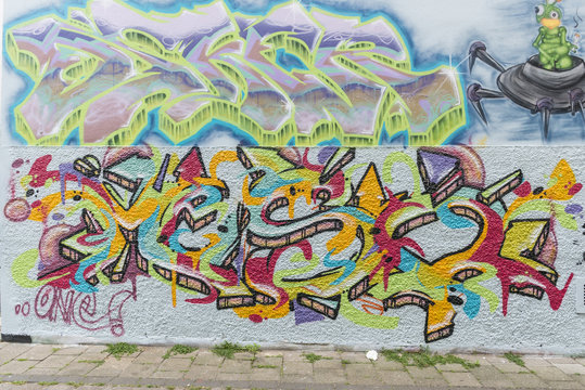 Buntes Graffiti an der Wand