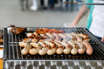 Bratwürste auf dem Grill