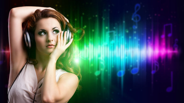 attraktive junge Frau lauscht Musik