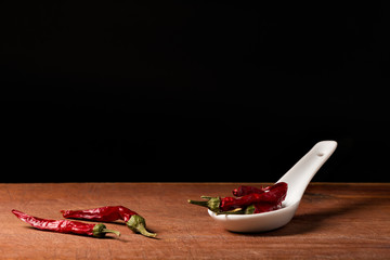 Chili (Capsicum) auf Porzellan Löffel