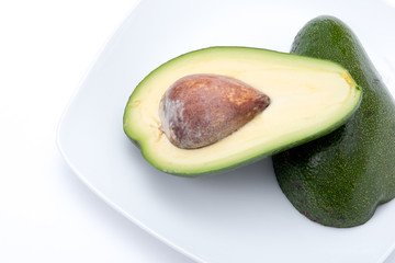 avocado tagliato a metà 