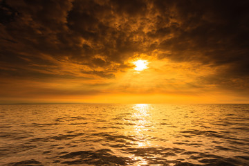 Fototapeta na wymiar Beautiful seascape evening sea horizon and sky.