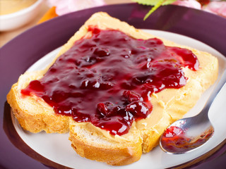 Erdnussbutter-Marmeladensandwich - Sandwich with peanut butter a