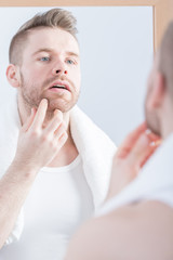 Naklejka premium Man looking in the mirror