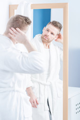 Obraz premium Narcissistic man in the bathroom