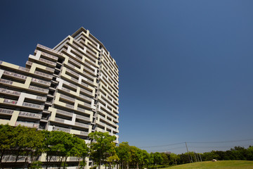 Fototapeta premium 住宅街の大型マンション