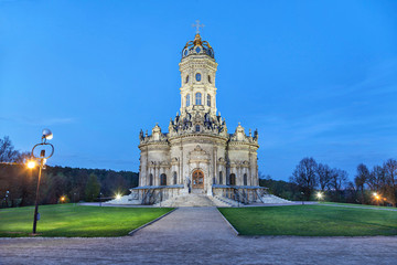 Fototapeta premium Церковь в усадьбе Дубровицы