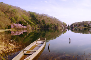 春の中綱湖畔