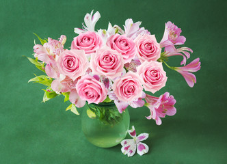 Obrazy na Szkle  Bukiet z różami w wazonie