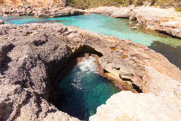 Höhle an der Steinküste von Mallorca