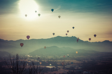 Fototapeta premium Grupa balonów na ogrzane powietrze latające na niebie o zachodzie słońca