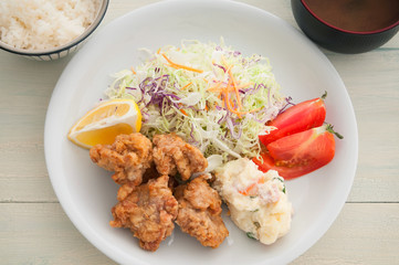 鶏の唐揚げ定食