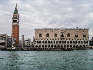 Fototapeta na wymiar Venise vu du grand canal, la Palais des Doges