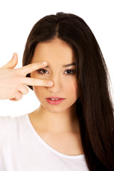 Obraz premium Young woman showing victory sign.