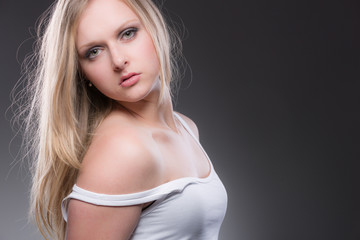 Hübsches blondes sexy Mädchen mit freier Schulter