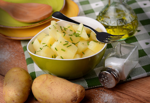insalata di patate con olio di oliva, sale ed erba cipollina
