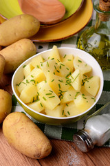 insalata di patate con olio di oliva, sale ed erba cipollina