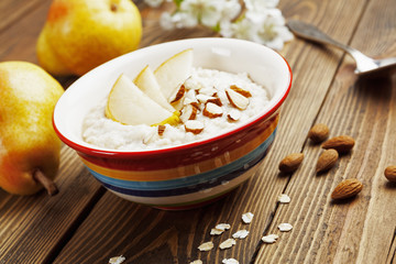 Oatmeal with pear and almonds