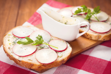sandwich with radish