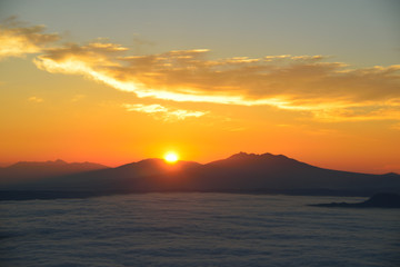 雲海の向こうの朝日