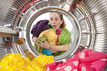 Femme charge linge machine à laver