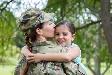 Soldier reunited with her daughter - obrazy, fototapety, plakaty
