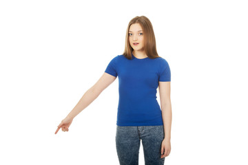 Obraz premium Shocked young woman pointing down.