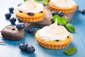 Homemade tartlets with lime curd and meringue 