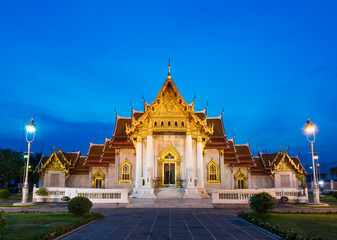 Fototapeta premium wat benjamaborphit dusitvanaram or marble temple at twilight