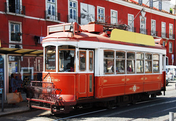Fototapeta na wymiar Straßenbahn in Lissabon