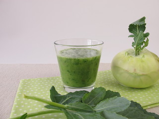 Grüner Smoothie mit Kohlrabi und Kohlrabiblättern