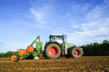 Ackerbau - Landtechnik, Landwirt beim Mais legen