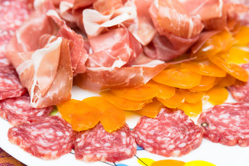 Fette di salame, prosciutto e bottarga, antipasti italiani