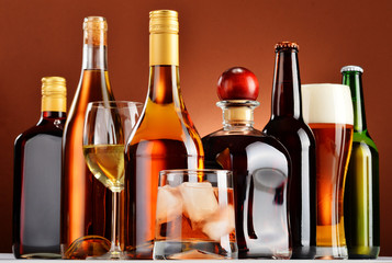 Flaschen und Gläser mit verschiedenen alkoholischen Getränken