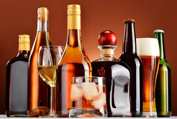 Fototapete Bar Flaschen und Gläser mit verschiedenen alkoholischen Getränken