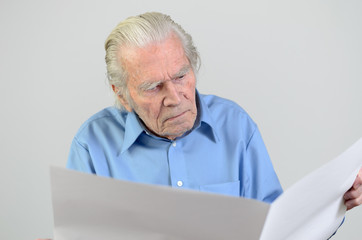 &Auml;lterer Mann h&auml;lt ein gro&szlig;es leeres Blatt wie eine Zeitung