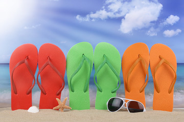Strand Szene mit Flip Flops Sandalen im Sommer und Urlaub