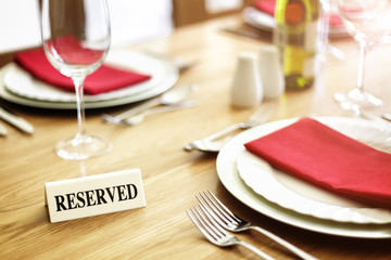 Restaurant reserved table sign - obrazy, fototapety, plakaty