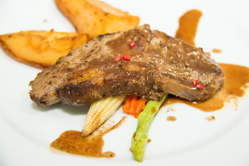  Grilled beefsteak with asparagus and potato