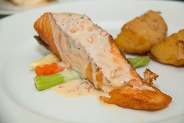 Crispy grilled salmon steak with white sauce