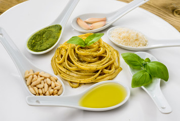 Pasta con pesto genovese con ingredienti