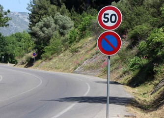 Panneaux d'interdiction de stationner et limitation de vitesse