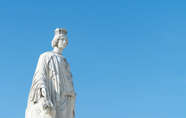 Fototapeta na wymiar Statue femme, Nîmes